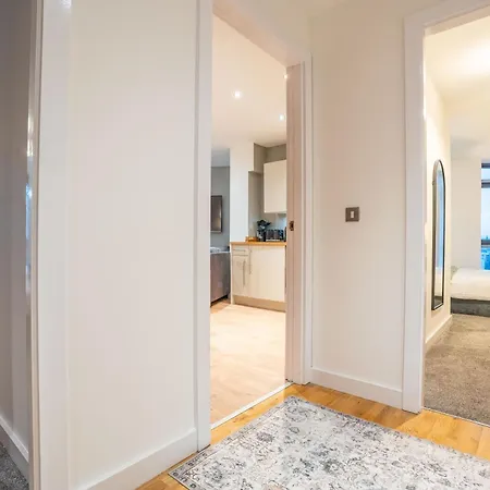 Living By The River - Sleeps 10 - Balcony Apartmán