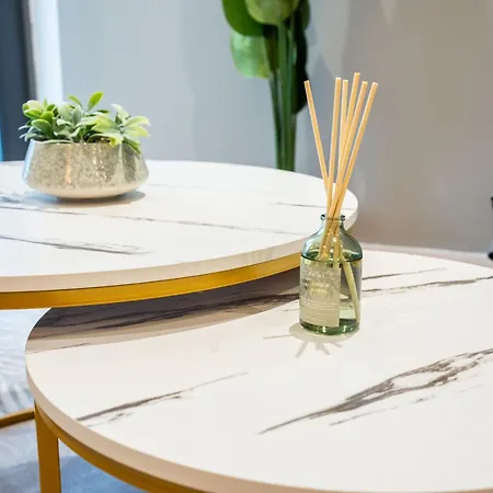 Living By The River - Sleeps 10 - Balcony * Leeds (West Yorkshire)