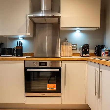 Living By The River - Sleeps 10 - Balcony * Leeds (West Yorkshire)