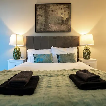 Living By The River - Sleeps 10 - Balcony リーズ