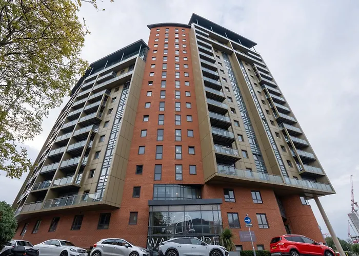 Living By The River - Sleeps 10 - Balcony 公寓