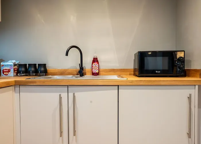 Living By The River - Sleeps 10 - Balcony 利兹