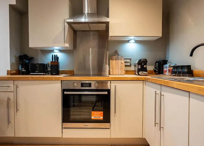 Living By The River - Sleeps 10 - Balcony * 利兹