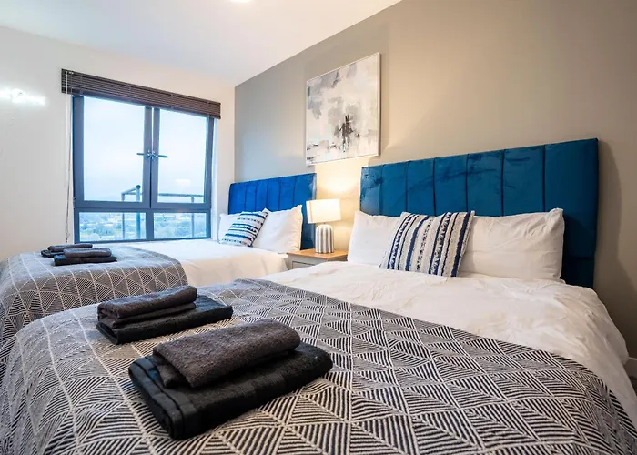 Living By The River - Sleeps 10 - Balcony 公寓 *