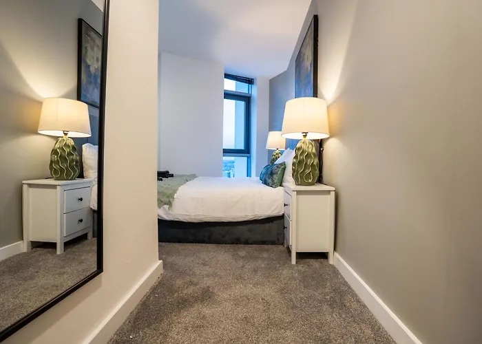 Living By The River - Sleeps 10 - Balcony 公寓 *