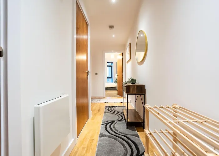 Living By The River - Sleeps 10 - Balcony 公寓 *