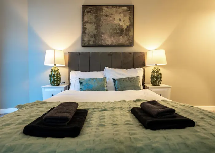 Living By The River - Sleeps 10 - Balcony 利兹