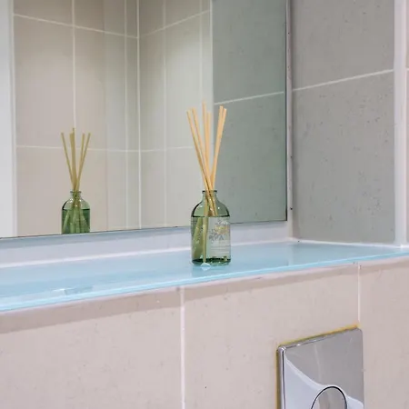 Living By The River - Sleeps 10 - Balcony Leeds (West Yorkshire)