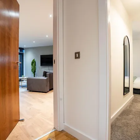 Living By The River - Sleeps 10 - Balcony Apartment