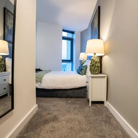 Living By The River - Sleeps 10 - Balcony Apartment *