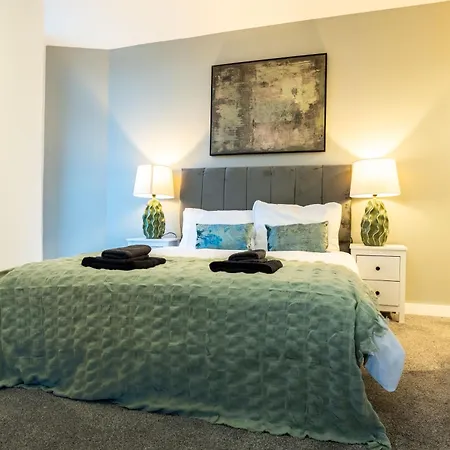Living By The River - Sleeps 10 - Balcony * Leeds (West Yorkshire)