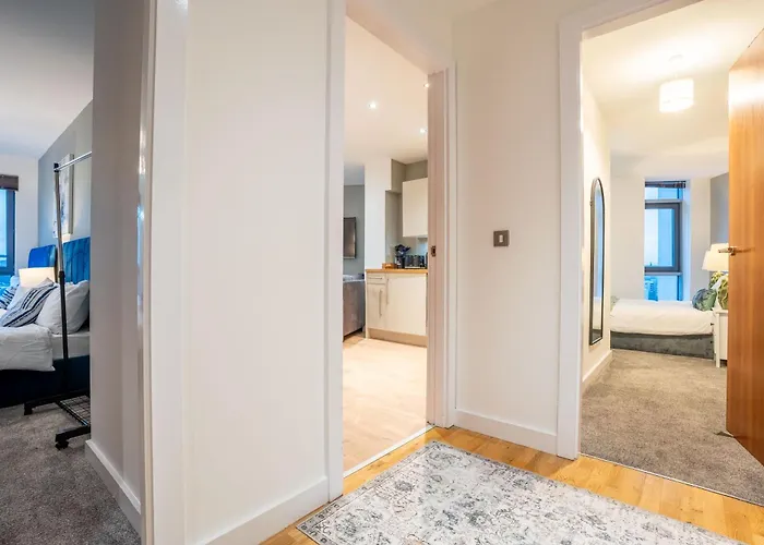 Living By The River - Sleeps 10 - Balcony Apartment