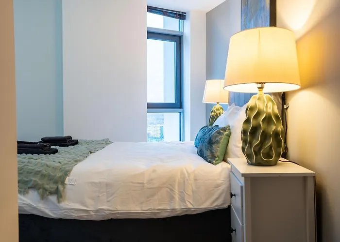 Living By The River - Sleeps 10 - Balcony Leeds (West Yorkshire)