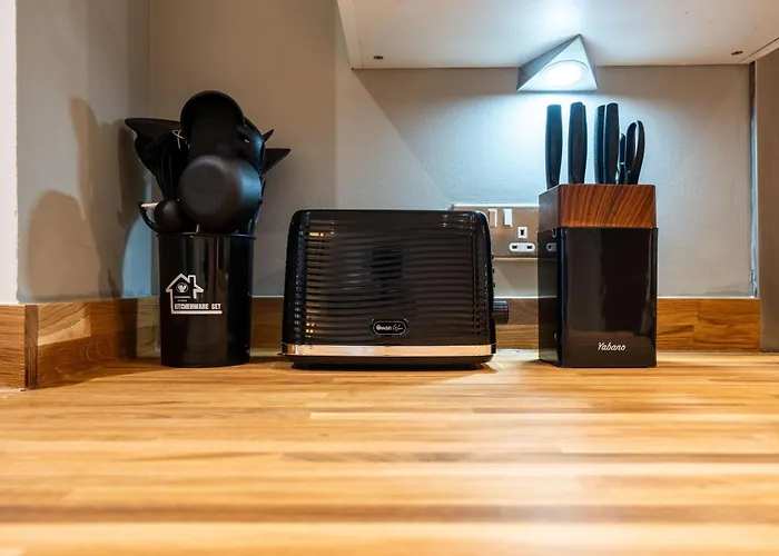 Apartment Living By The River - Sleeps 10 - Balcony