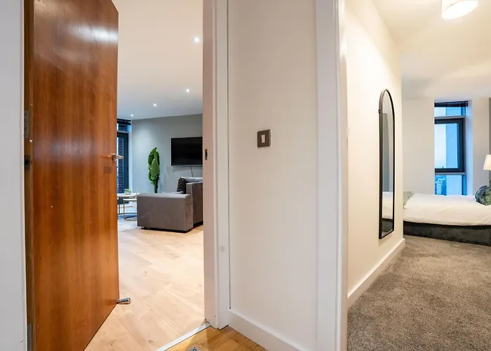 Living By The River - Sleeps 10 - Balcony Apartment