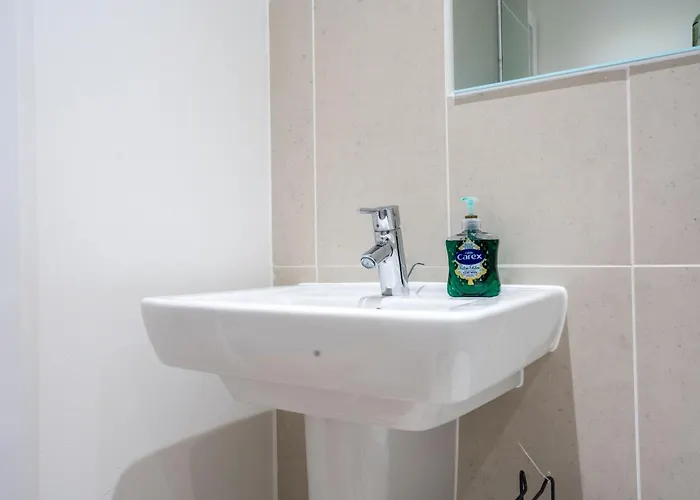 Living By The River - Sleeps 10 - Balcony Leeds (West Yorkshire)