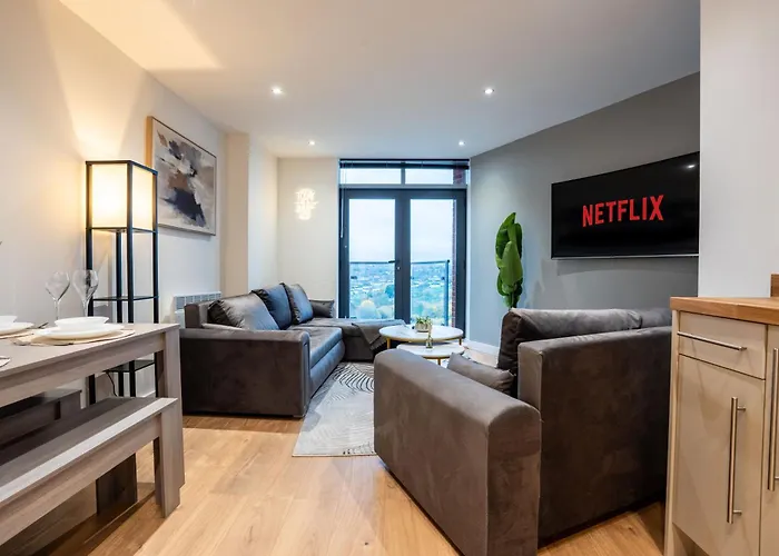 Living By The River - Sleeps 10 - Balcony Apartment *