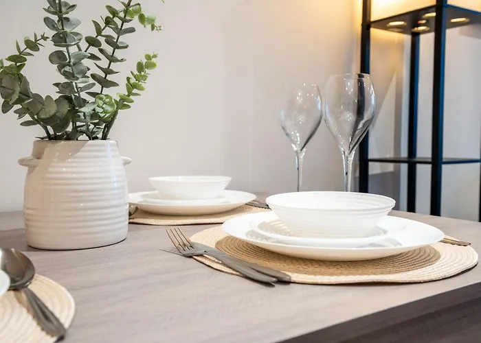 Living By The River - Sleeps 10 - Balcony Apartment *