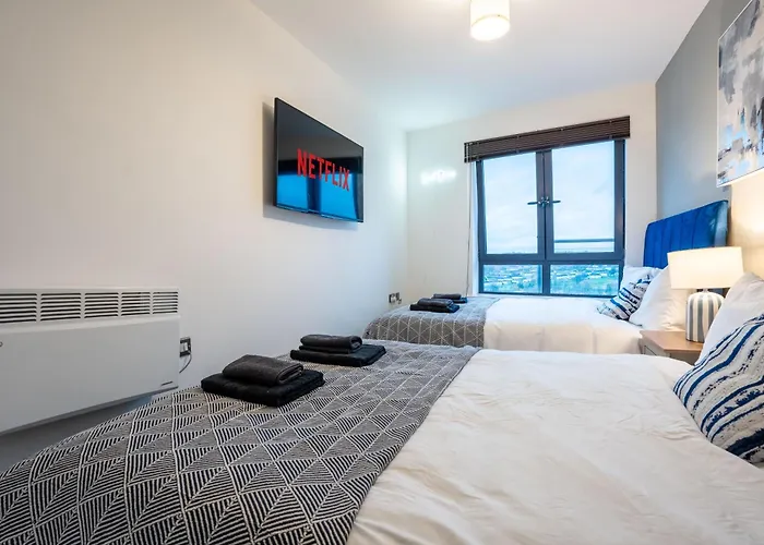 Apartment Living By The River - Sleeps 10 - Balcony