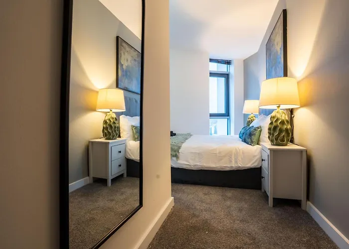 Apartment Living By The River - Sleeps 10 - Balcony Leeds (West Yorkshire)